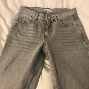 Låga raka gina tricot jeans - Låga grå raka jeans från Gina tricot i storlek 36. Köpta här på Plick men de var för små för mig tyvärr, men jag hoppas att de kommer till användning för någon annan.