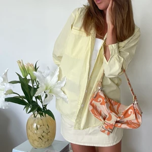 Gul skjorta  - Så härlig skjorta i en pastell gul färg 