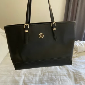 Tommy hilfiger väska - Jättefin väska från Tommy hilfiger. Sällan Sällan använd men har dock lite slitage på ett utan banden men inget man märker. Annars inga skador. Pris kan diskuteras!