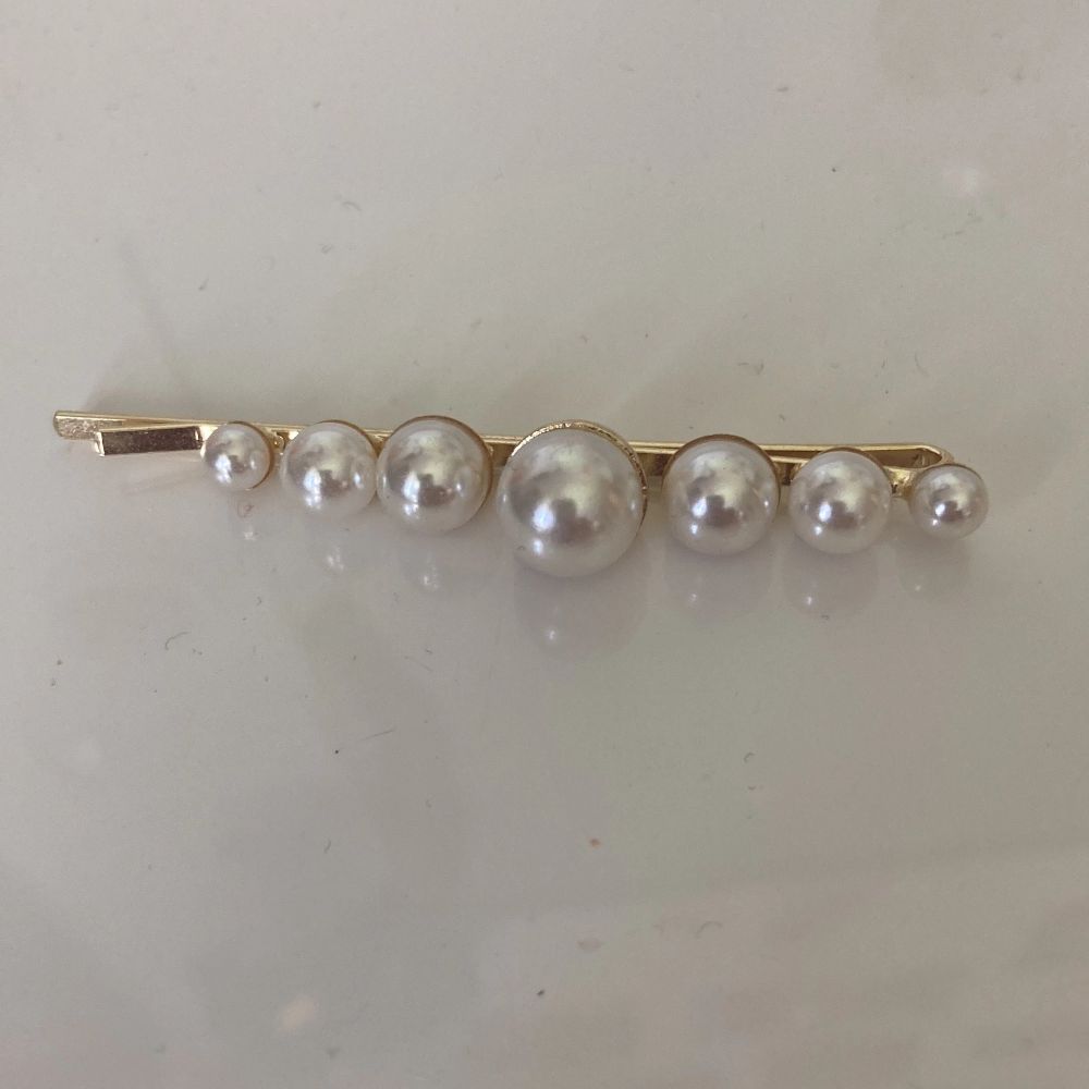 Guld 💗En gulldig pärl nål 💗 | Plick Second Hand