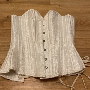 Korset - En oanvänd korset som bara har suttit på en skyltdocka 