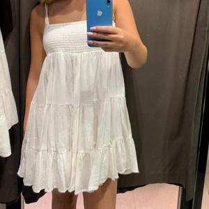 Vit Zara klänning  - Säljer nu denna jättefina kläning då jag inte använder den❣️ den är använd ett fåtal gånger och är i nyskick 