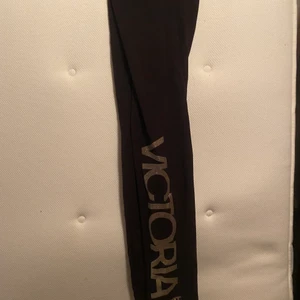 Träningsbyxor Victoria Secret workout - Så bra träningsbyxor! Tjocka i materialet, perfekta att ha en kall höst/vinterdag. Inte genomskinliga, mjuka i materialet och nästintill nya.