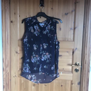 Tunn väst blus i stl 44/46 - Nyskick. Tunn, genomskinlig  Frakt ingår