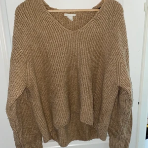 Oversized brun/beige stickad tröja  - Från hm storlek xs men är väldigt oversize 