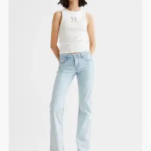 Säljer dessa populära lowaisted bootcut jeans ifrån hm. Säljer pga att dom inte passar mig. Har spretat upp dom där nere för att jag ville att dom skulle vara längre men inget man märker av!Aldrig använda!
