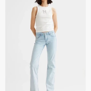 Hm lowaisted jeans  - Säljer dessa populära lowaisted bootcut jeans ifrån hm. Säljer pga att dom inte passar mig. Har spretat upp dom där nere för att jag ville att dom skulle vara längre men inget man märker av!Aldrig använda!
