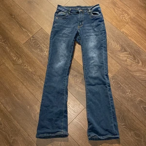 Jeans - Fina jeans som är använda kanske 10 gånger! Man får as snygg röv i dem då de åker in lite i stjärten. Lågmidjade. Säljes pga passar inte mig längre.