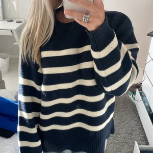 stickad tröja  - blå vit stickad tröja från zara i storlek s