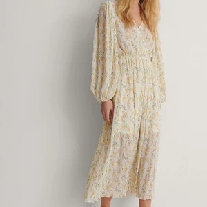 Blommig klänning - Säljer denna blommiga klänning ifrån nakd, storlek 36! Oanvänd. Nypris 749, säljer för 350kr, frakten står köparen för