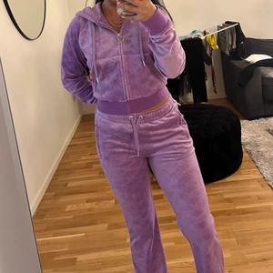 Juicy Couture - Lila - Juicy tröja storlek M och byxor i storlek S. Använda 2-3 gånger. Säljs för 1200 