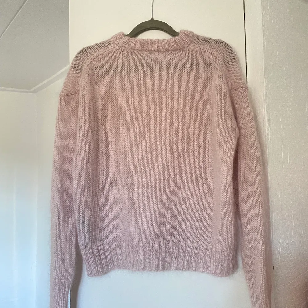 Så fin tröja från Ganni 💕 ”Oversize sweater i mohair”💕 i princip oanvänd och säljes då jag har alldeles för många stickade tröjor!!    Storleken är S/M    !Sista bilden är lånad!. Stickat.