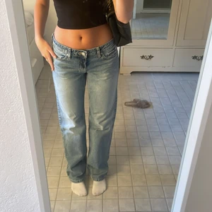 Weekday jeans - Weekday low arrow jeans, trendiga och slutsålda, stl 26/34 o de är använda 2 gånger💓