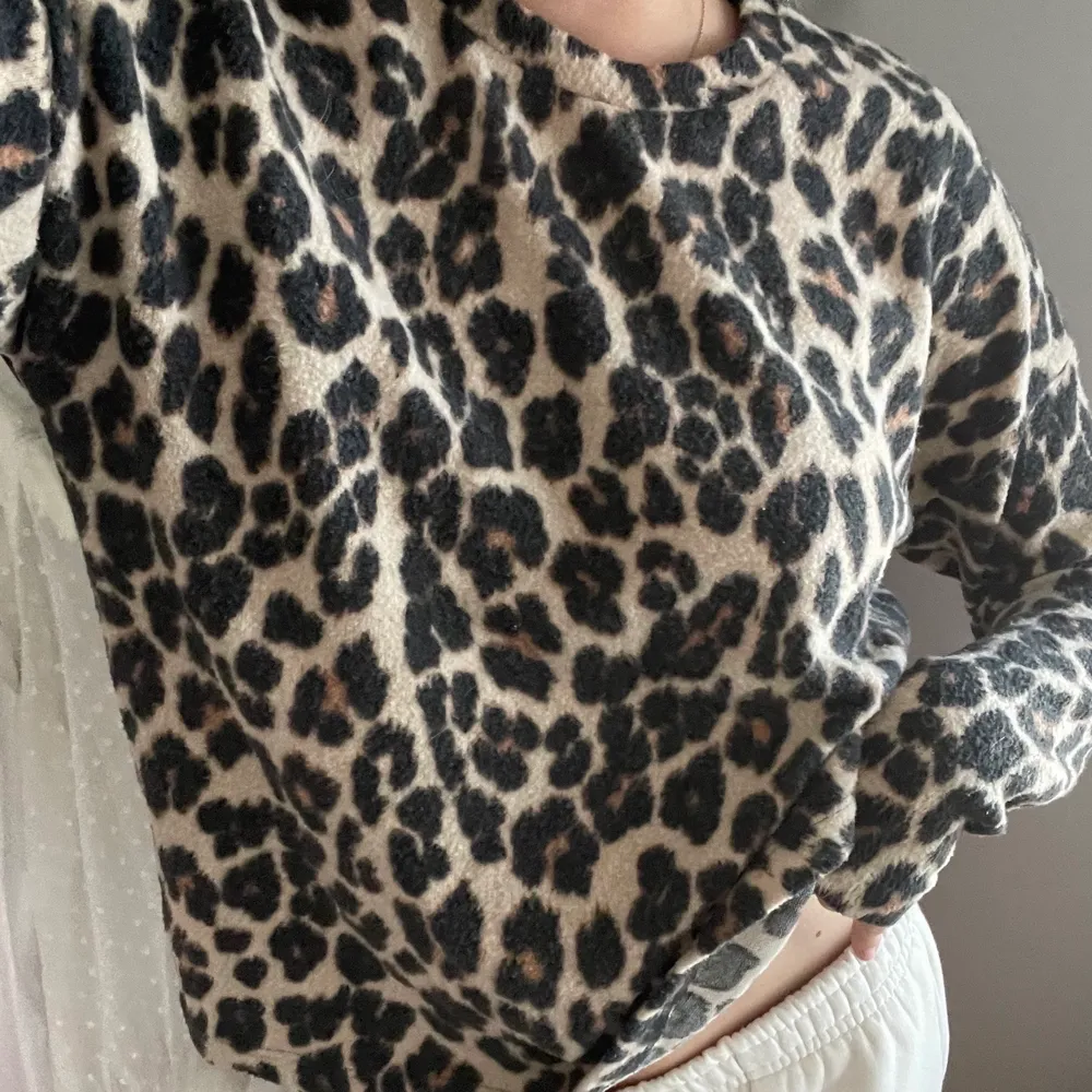 Super skön leopard tröja från Gina Tricot som tyvärr inte kommer till användning längre 🤎 Säljs till högsta bud 💕. Tröjor & Koftor.