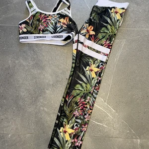 Stronger topp och byxa strl M båda - Fina kläder från märker Stronger strl medium på topp och byxa. Passar en small också. 