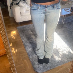 Lågmidjade jeans - Så snygga lågmidjade jeans från replay med så snygg ficka! Köpta second hand och säljer då de är lite små💔 bud på 620!