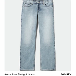 Arrow Low Straight Jeans - Säljer de slutsålda populära lågmidjade jeansen från weekday. Jättefin färg och passform. Säljer på grund av att de har blivit för stora. Sparsamt använda och har inga defekter på. Ser ut som nya. Storlek är W 28 L 30. Köpare står för frakt.