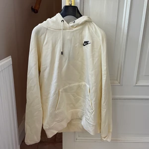 Nike hoodie  - Säljer en gul/vit hoodie från Nike, säljer pga köpte fel storlek. Tröjan är aldrig använd bara testad och nypris 799kr och säljer för 250kr.