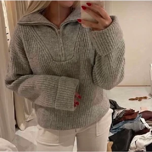 Stickad tröja - En VIT stickad tröja ifrån bil bok, bilderna är inte mina men det är samma model som på bilden fast i vit🫶🏼 den är precis som ny❤️ !pris kan diskuteras!