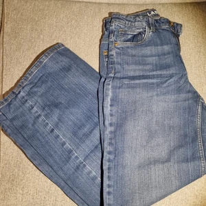 Jeans - Ett par blåa högmidja jeans. Dem är lösa men ännu mer lösare i slutet av jeansen. Super sköna men är för små❤I storlek 158 ☺️