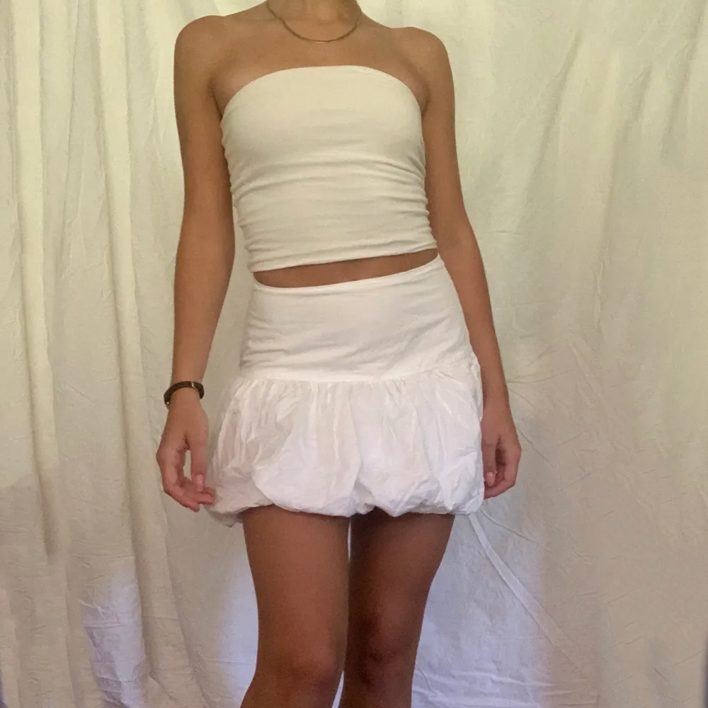 vacker vit kjol som endast är använd när bilderna togs! passar xs-s och går även att använda som topp<3. Kjolar.