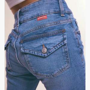 Lågmidjade jeans med fickor bak, storlek 36 men skulle säga att dom är lite små i storleken. Har sprättat upp dom nere vid fötterna för att dom skulle bli lite längre. Använda max 10 gånger. Kunden står för frakten