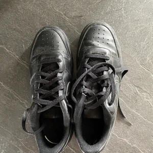 Svarta Nike skor - Ett par svarta Nike skor, använda ett fåtal gånger