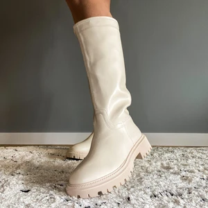 Knähöga cremé färgade stövlar - Cremé-färgade knähöga stövlar i storlek 39.  Ifrån SHEIN.   Kan mötas upp i Finspång eller i centrala Linköping.  Köparen betalar portot om varan ska skickas.   Endast swish