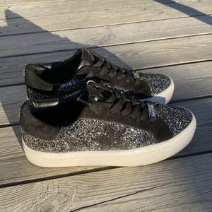 Nya Steve madden skor, andvända endast 1 gång. Säljer pågrund av att de är lite för små för mig. Beställde stoleken i hopp om att den skulle passa för mina fötter som är 38/39. Dessa har stolek 37.5 