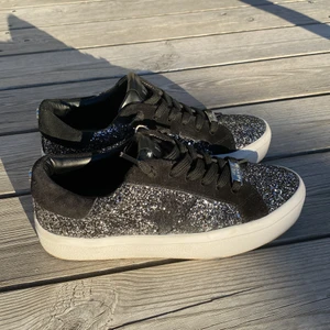 Steve Madden skor - Nya Steve madden skor, andvända endast 1 gång. Säljer pågrund av att de är lite för små för mig. Beställde stoleken i hopp om att den skulle passa för mina fötter som är 38/39. Dessa har stolek 37.5 