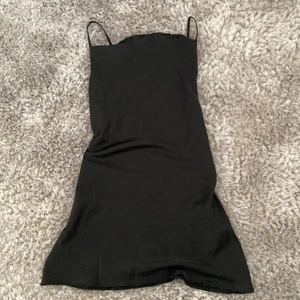 Satinklänning XS - En svart satinklänning från SHEIN, fin klänning bara lite för kort för min smak 💕 den har ett band som gör att du kan justera den hur du vill 💕köptes för 80kr söks för 30kr + frakt (30kr ) 💕