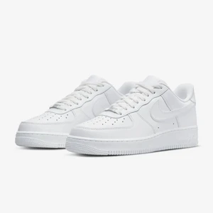 Nike air force 1 - Säljer nu ett par air force 1 jag inte använder längre💓 dom är i hyfsat fint skick inga stora skador eller creasade💓 skickar fler bilder vid intresse💓