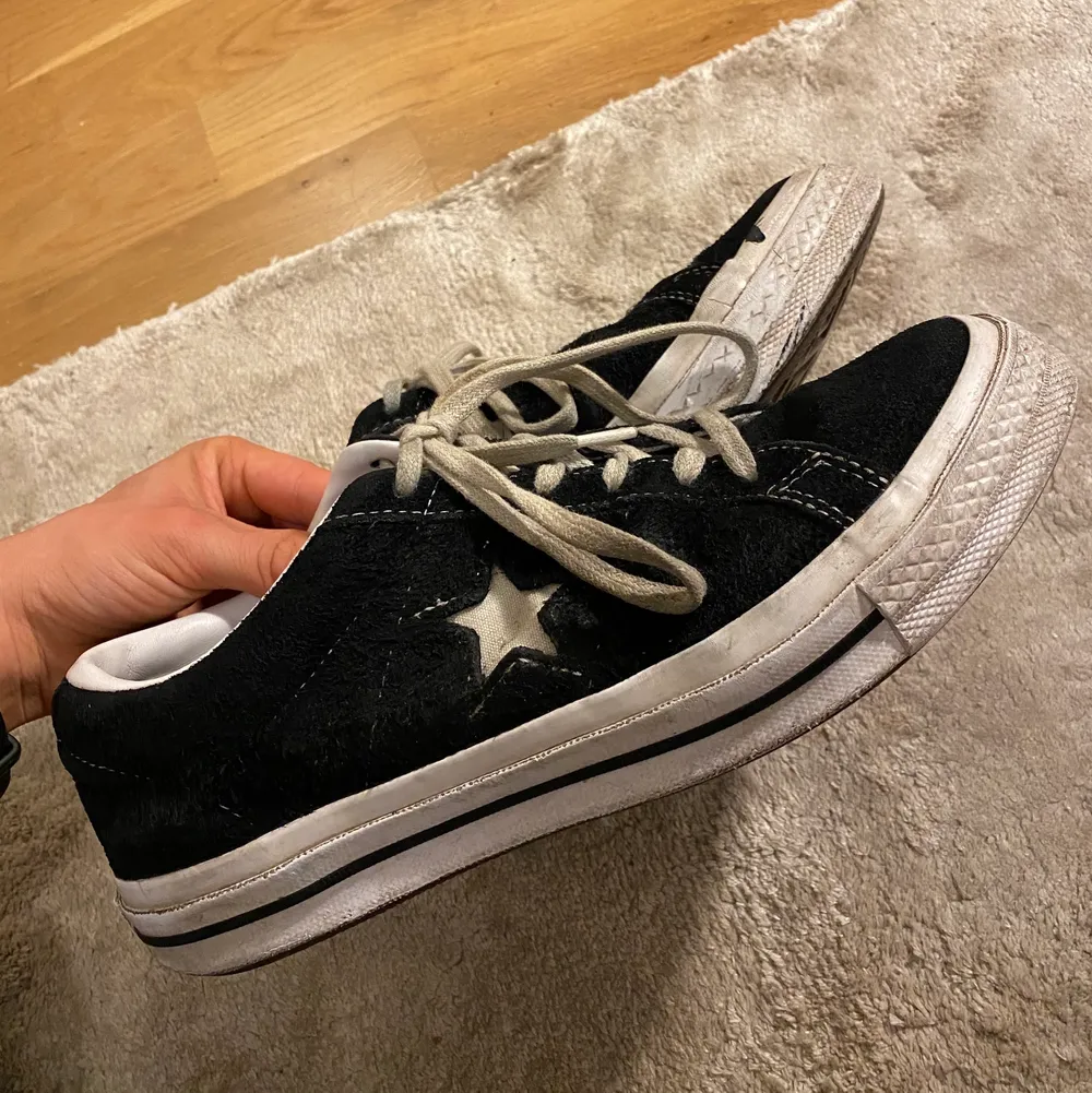 Svarta converse one stars i storlek 39 som jag rengjort precis!😀😀. Skor.