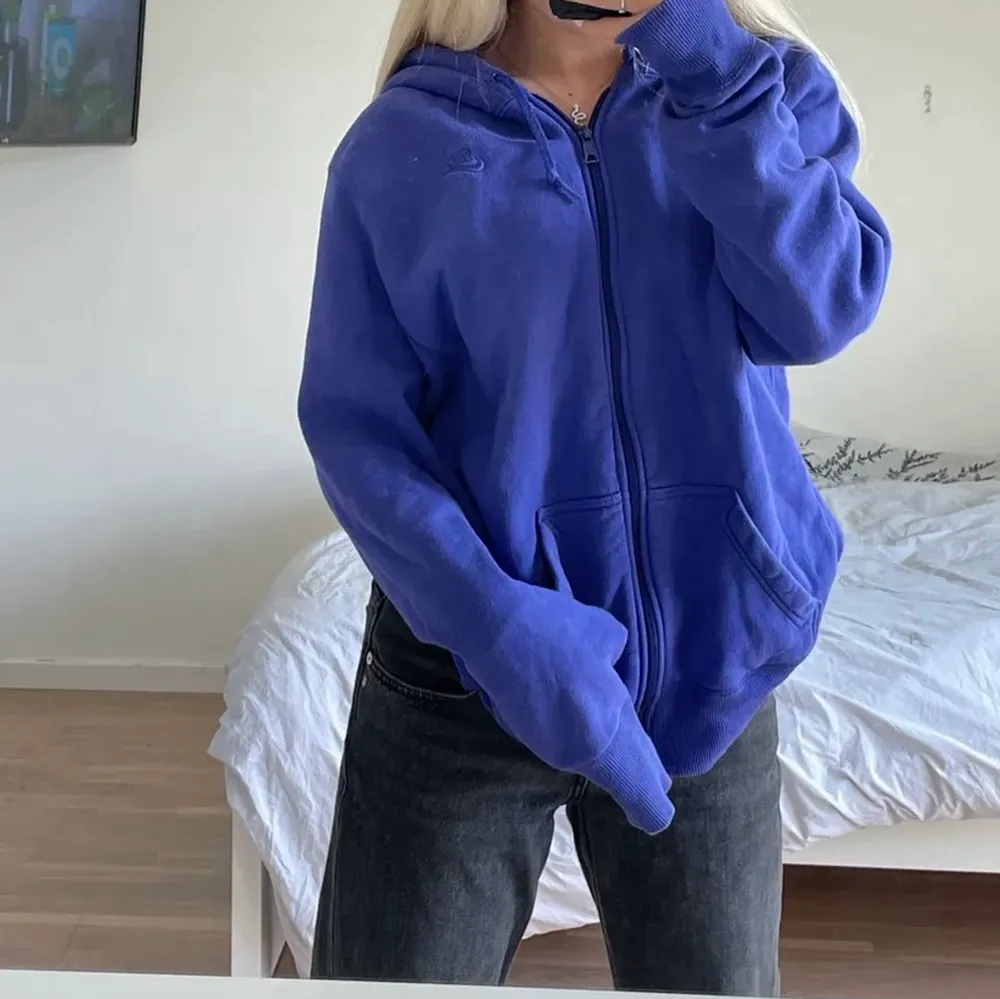 Säljer en superfin blå zip-hoodie från nike i en oversized modell! Köpt second hand men superfint skick💙 bara att säga till för fler bilder!. Tröjor & Koftor.