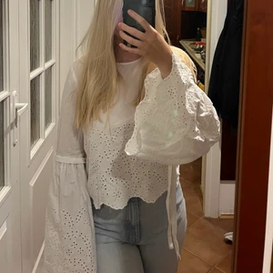 Zara tröja - En skitgullig broderad tröja ifrån zara med knytning runt ärmarna💕