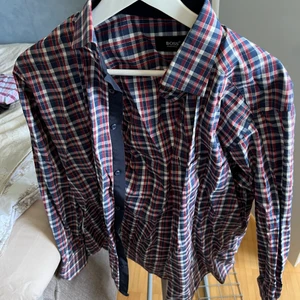 Hugo boss - Randig hugo boss skjorta i mycket bra skick. Storlek L