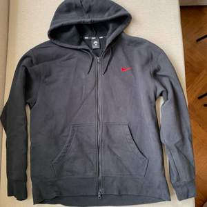 Zip hoodie från Nike, Oskis kollektion!  Hör gärna av dig vid frågor! 