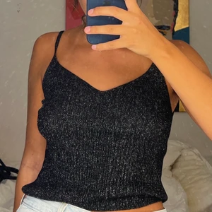 Glittrigt linne  - Svartglittrigt linne från Urban Outfitters som knappt är använt! Frakt tillkommer. 