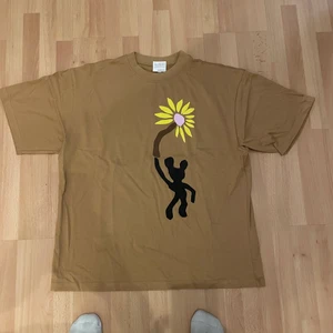Ettresex x SSC T-shirt - Fett Ettresex x SSC t shirt, plagget är aldrig använt och har bara legat i garderoben då jag aldrig kunde styla färgen. Diggar man färgen tror jag utan tvekan detta kan bli en favorit t shirt, skön loose fit, og pris 850, mitt pris 800 ink frakt, size M