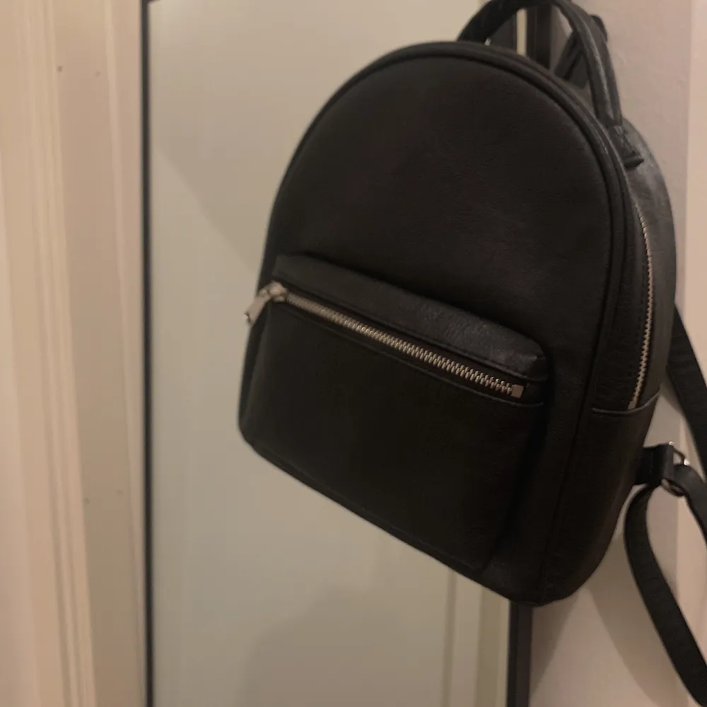 Jättefin svart liten ryggsäck med två fack och justerbara axelband, som tyvärr aldrig har kommit till användning nypris 199 kr.. Väskor.
