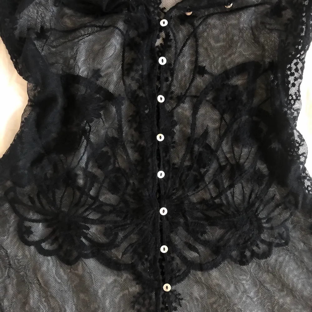 Svart meshklänning med knappar hela vägen och jättefint mönster. Perfekt till layering 💕. Klänningar.