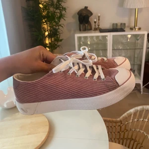 Rosa manchester skor  - Jättefina unika rosa manchesterskor. Använde en gång.