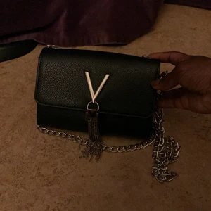 Valentino- Divina mini väska  - Säljer min 2 år gammal Valentino - Divina väska. Köpt för 900kr säljer för 400kr