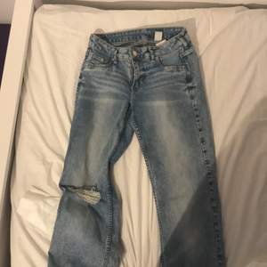 Låga ljusblåa bootcut jeans från hm. Jag tycker om de jättemycket men de har tyvärr blivit för små. Trasiga i högra benet. 