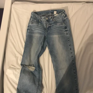 Låga jeans från hm - Låga ljusblåa bootcut jeans från hm. Jag tycker om de jättemycket men de har tyvärr blivit för små. Trasiga i högra benet. 