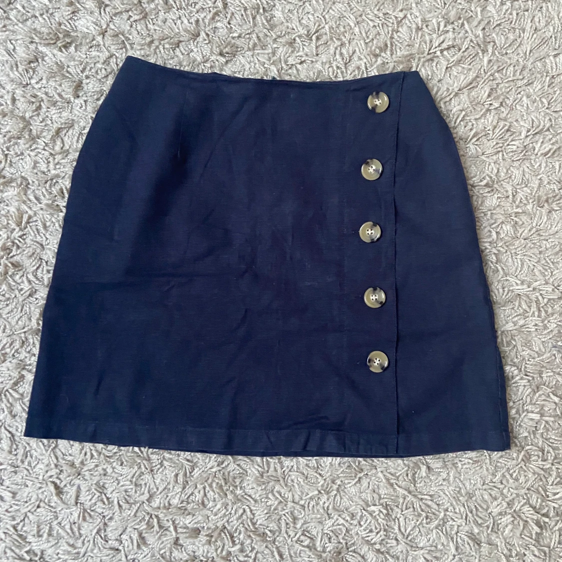 Marinblå kjol med knappar - 90