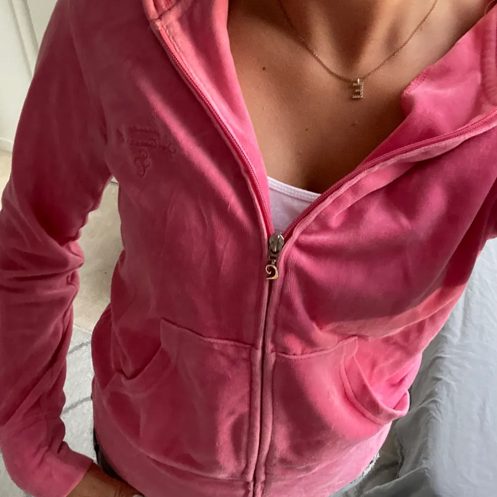En så fin rosa zip-up som liknar juicy. Säljer då jag inte får särskilt mycket användning av den. Köparen står för frakt. . Hoodies.