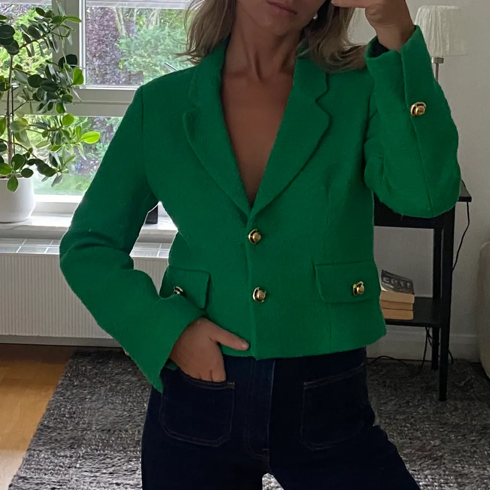 Tweed-inspirerad jacka från ZARA. Säljer pga att den inte kommer till användning 💔 har använt ca 3-5 gånger. Skitsnyggt att ha till en minikjol eller ett par utsvängda jeans.  Nypris: 499kr. Tröjor & Koftor.