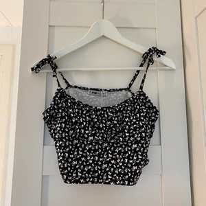 Svart linne från Newyorker - Säljer ett jättefint linne med fjärilar på från New yorker i stl M. Aldrig använt och prislappen är kvar. Säljer för 40kr + frakt ca 30kr (spårbart paket)