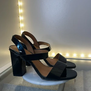 Svarta klackar  - Svarta klackar ifrån H&M storlek 40